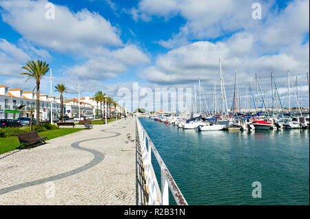 Bateaux dans le port de plaisance, Vila Real de Santo António, Algarve, Portugal Banque D'Images