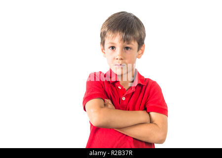 Garçon caucasien enfant en rouge t-shirt d'oeil sérieux à l'appareil photo Banque D'Images