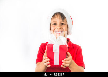 Garçon enfant chapeau de Père Noël Noël en rouge et blanc sur la case actuelle. Banque D'Images