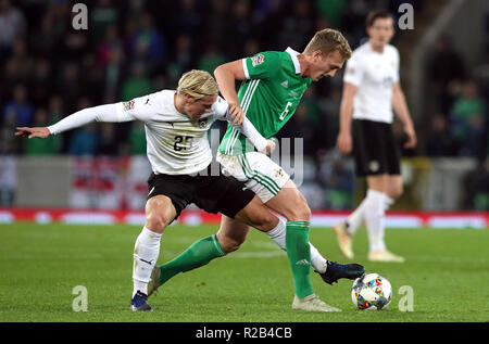 L'Irlande du Nord George Saville (à droite) et l'Autrichien Xaver Schlager bataille pour la balle au cours de l'UEFA Ligue des Nations Unies, Groupe B3 match à Windsor Park, Belfast. Banque D'Images