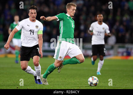 L'Irlande du Nord George Saville (à droite) et l'Autrichien Julian Baumgartlinger bataille pour la balle au cours de l'UEFA Ligue des Nations Unies, Groupe B3 match à Windsor Park, Belfast. Banque D'Images