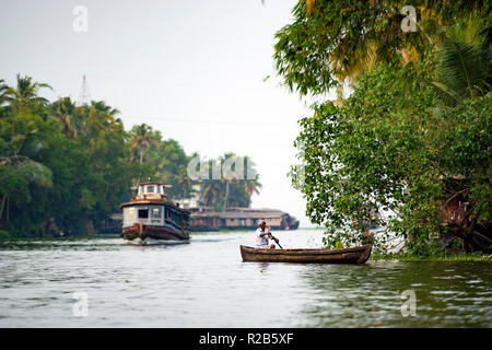 ALLEPPEEY - KERALA - INDE. 26 JAN 2018. Un homme est la voile sur la luxuriante et verte à Alleppey backwaters, Kerala, Inde. Banque D'Images