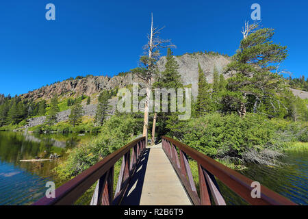 Passerelle à Twin Lakes, Mammoth Lakes, California, United States of America Banque D'Images