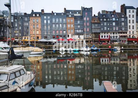 HONFLEUR, FRANCE - 8 avril 2018 : point de vue sur la baie et le remblai dans la célèbre ville de Honfleur. Normandie, France Banque D'Images