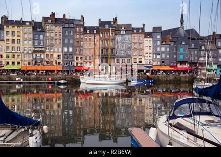 HONFLEUR, FRANCE - 8 avril 2018 : point de vue sur la baie et le remblai dans la célèbre ville de Honfleur. Normandie, France Banque D'Images