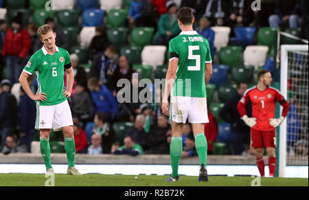 L'Irlande du Nord George Saville (à gauche) apparaît déprimé après l'Autriche score leur deuxième but pendant l'UEFA Ligue des Nations Unies, Groupe B3 match à Windsor Park, Belfast. Banque D'Images