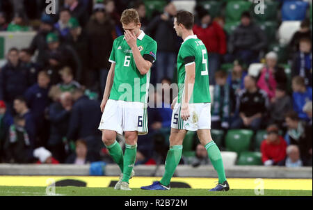 L'Irlande du Nord George Saville (à gauche) et Jonathan Evans apparaissent abattus après leur score Autriche deuxième but au cours de l'UEFA Ligue des Nations Unies, Groupe B3 match à Windsor Park, Belfast. Banque D'Images