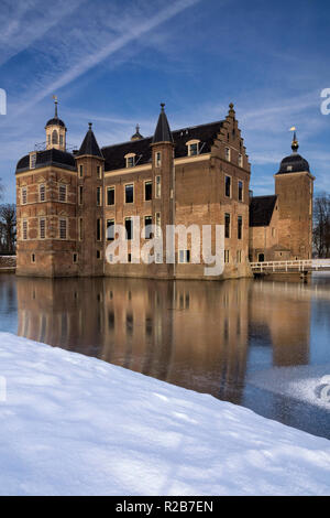 Ruurlo castle dans un paysage hivernal Banque D'Images