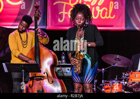 TIA FULLER'S DIAMOND CUT effectuant au 61e Festival de Jazz de Monterey - Monterey, Californie Banque D'Images