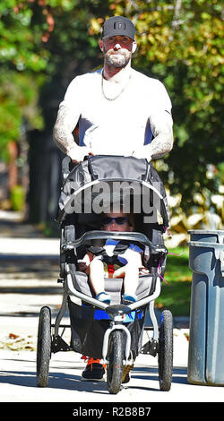 Un visiblement agité Adam Levine clignote son majeur à la caméra lors d'une promenade avec sa fille vieux rose avec : Adam Levine, Dusty Rose Levine Où : Los Angeles, California, United States Quand : 18 Oct 2018 Source : WENN.com Banque D'Images