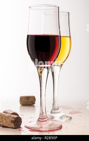 Carte de vins. Deux gobelets en rouge et blanc strident. Banque D'Images