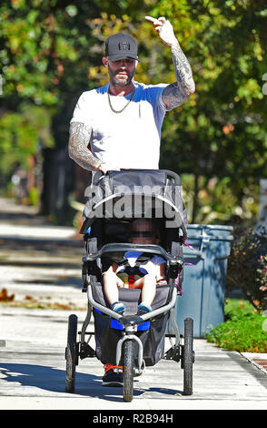 Un visiblement agité Adam Levine clignote son majeur à la caméra lors d'une promenade avec sa fille vieux rose avec : Adam Levine, Dusty Rose Levine Où : Los Angeles, California, United States Quand : 18 Oct 2018 Source : WENN.com Banque D'Images