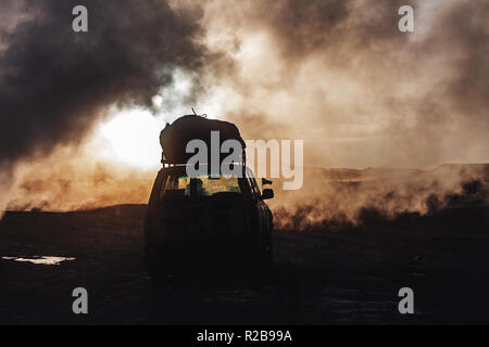 Véhicule 4x4 conduite à travers le brouillard à les geysers de Sol de Mañana, Bolivie Banque D'Images