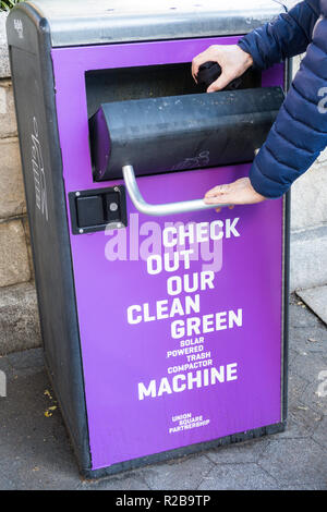 Compacteur de déchets à énergie solaire public à New York City, USA Banque D'Images