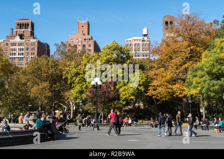 Les personnes bénéficiant d'une journée d'automne ensoleillée à Washington Square Park, NYC Banque D'Images