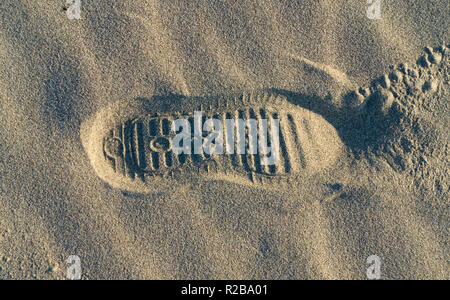 Chaussures de marque Geox empreinte sur le sable d'une plage Banque D'Images