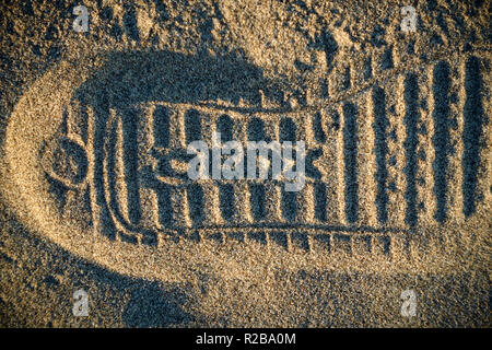 Chaussures de marque Geox empreinte sur le sable d'une plage Banque D'Images