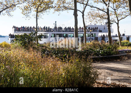 Le Ferry pour la Statue de la liberté, Battery Park, New York, USA Banque D'Images