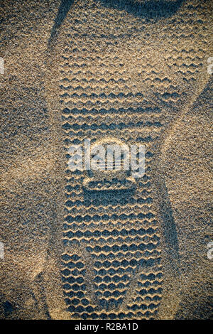 Logo de marque adidas chaussure empreinte sur le sable d'une plage Banque D'Images