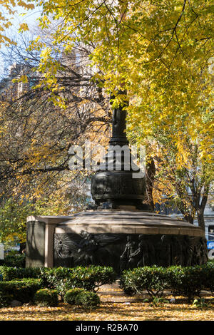 Union Square Park à l'automne est inondé en jaune les feuilles tombées, NYC, USA Banque D'Images