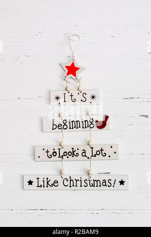 Nouvelle Année ou composition de Noël télévision jeter Vue de dessus de Noël faits à la main en bois d'artisanat célébration garland avec fond blanc texte planches en bois Banque D'Images