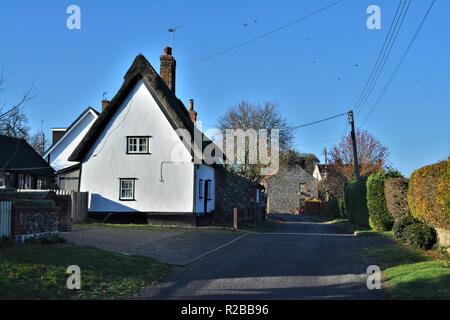 Barnham Suffolk country village en novembre sur le 100 anniversaire de la fin de la première guerre mondiale thatched house Banque D'Images