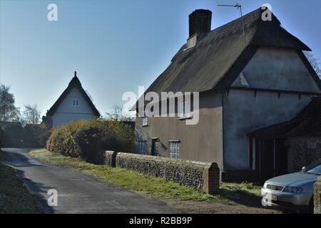 Barnham Suffolk country village en novembre sur le 100 anniversaire de la fin de la première guerre mondiale thatched house Banque D'Images