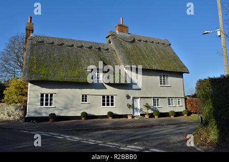 Barnham Suffolk country village en novembre sur le 100 anniversaire de la fin de la première guerre mondiale thatched house Banque D'Images