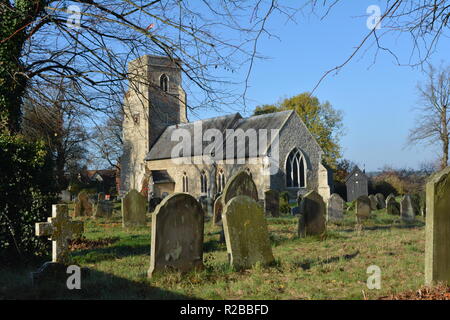 Barnham Suffolk country village en novembre sur le 100 anniversaire de la fin de la première guerre mondiale église décorée de coquelicots fait main Banque D'Images