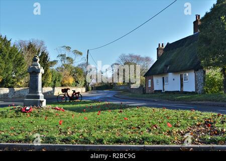 Barnham Suffolk country village en novembre sur le 100 anniversaire de la fin de la première guerre mondiale Banque D'Images