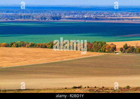 Route de campagne entre les collines Banque D'Images