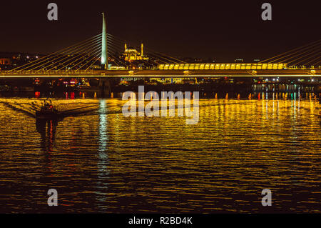 Vue de nuit du pont de Golden Horn, du pont de Galata, Istanbul, Turquie Banque D'Images
