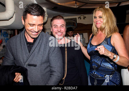 NEW YORK, NY - 16 février : Directeur général W Hong Kong, Peter Hildebrand Loris designer Diran et top model / actrice Kim Alexis assister à la partie NYFW Loris Diran à Troie Liquor Bar le 16 février 2017 à New York. (Photo par Steve Mack/S.D. Mack Photos) Banque D'Images