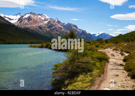 Vue sur des glaciers, des pics de montagne des Andes couvert Fitz Roy, le Cerro Torre de vallée avec rivière. Andes, Santa Cruz, en Patagonie, Argentine Banque D'Images