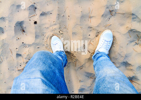 Promenade dans les dunes de sable dans les chaussures blanc Banque D'Images