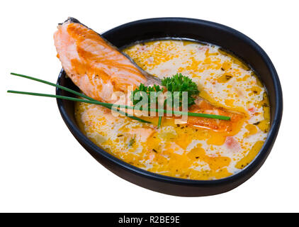 Soupe au saumon crémeux délicieux bol en noir. Plus isolé sur fond blanc Banque D'Images