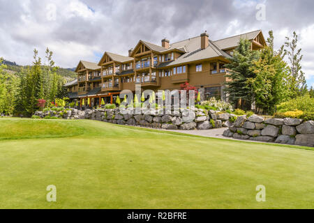 WHISTLER, BC, CANADA - Juin 2018 : l'avant de la maison de club de l'immeuble le Nicklaus North Golf Course à Whistler. Banque D'Images