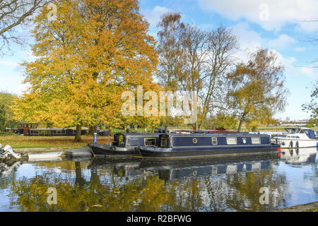 Tamise, WINDSOR, ANGLETERRE - NOVEMBRE 2018 : vue panoramique grand angle de deux péniches amarrées côte à côte sur la Tamise, près de Windsor. Banque D'Images