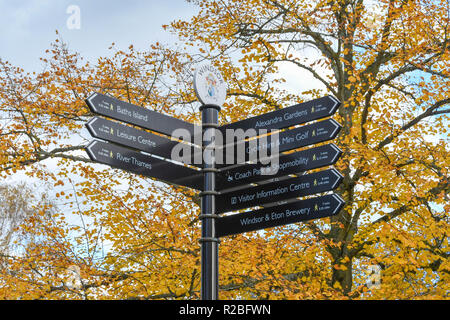 Tamise, WINDSOR, ANGLETERRE - NOVEMBRE 2018 : Signpost montrant aux visiteurs la direction et la distance pour les attractions locales dans la région de Windsor. Banque D'Images