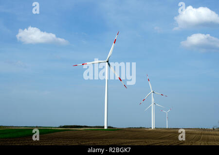 L'éolienne est un dispositif qui convertit l'énergie cinétique du vent en électricité, dans les champs à Alibunar, le Banat, en Serbie. Banque D'Images