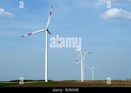 L'éolienne est un dispositif qui convertit l'énergie cinétique du vent en électricité, dans les champs à Alibunar, le Banat, en Serbie. Banque D'Images