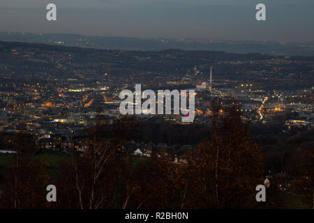 Une vue sur le centre-ville de Huddersfield de Castle Hill dans la nuit avec la ville illuminée Banque D'Images