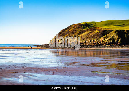 Les abeilles St tête sur une belle journée d'automne avec ciel bleu clair -St Bees, Whitehaven, Cumbria Banque D'Images