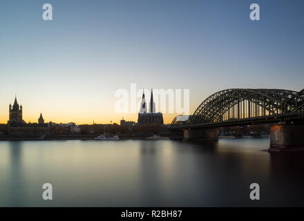Vue sur le Hohenzollernbridge, la cathédrale de Cologne, la Groß St. Martin Eglise et le long du Rhin dans l'Heure Bleue en Allemagne Cologne 2018. Banque D'Images