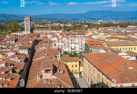 Vue panoramique à Lucques avec l'église de San Frediano. La toscane, italie. Banque D'Images