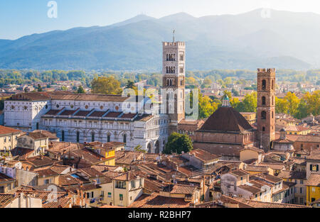 Vue panoramique à Lucca, avec le Duomo de San Martino. La toscane, italie. Banque D'Images