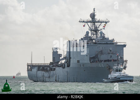 La Marine des États-Unis (classe Whidbey Island landing ship dock), USS Gunston Hall (LSD-44), en arrivant à Portsmouth, Royaume-Uni le 9 novembre 2018. Banque D'Images