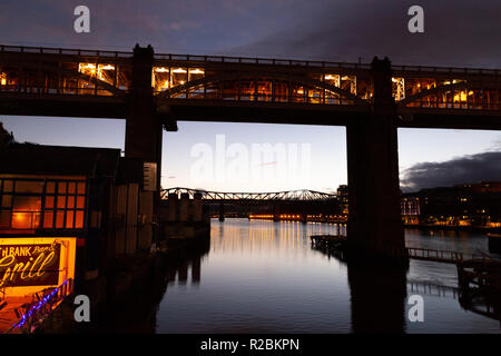 Newcastle sur Tyne/France - 10 octobre 2014 : Crépuscule sur la Tyne, High Level Bridge at night Banque D'Images