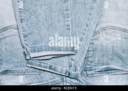 La lumière pliée avec poches jeans denim de texture Banque D'Images