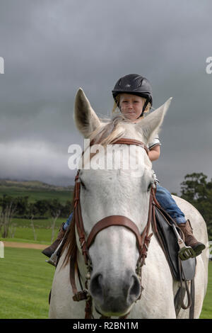 Waikii, New York - une jeune fille monte un poney de polo entre les matches au Mauna Kea Polo Club. Le club joue le dimanche après-midi sur les pentes du dortoir Banque D'Images